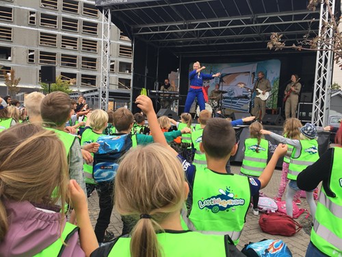 Magda synger for skolebørn